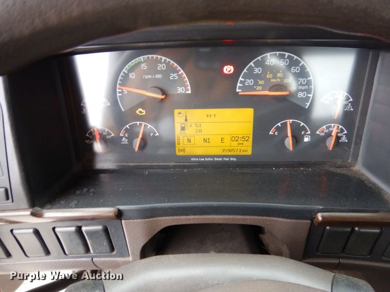 image for item JL9887 2013 Volvo VN  semi truck