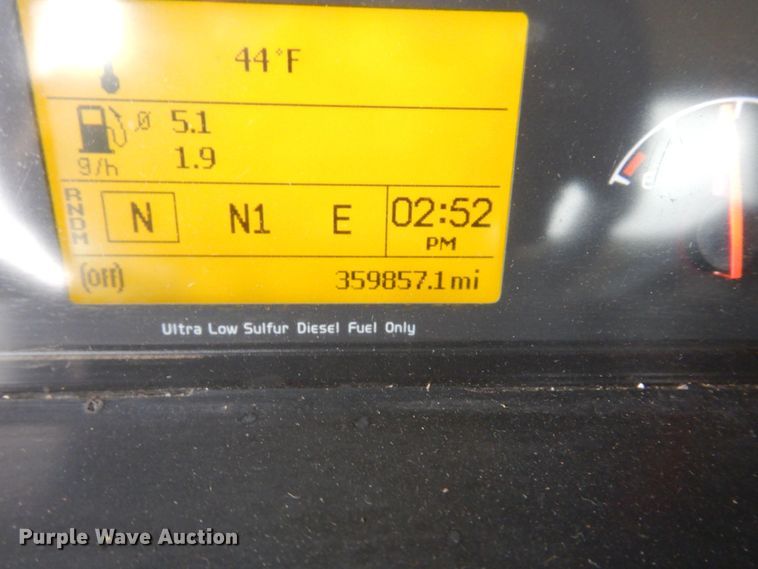 image for item JL9887 2013 Volvo VN  semi truck