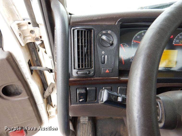 image for item JL9887 2013 Volvo VN  semi truck