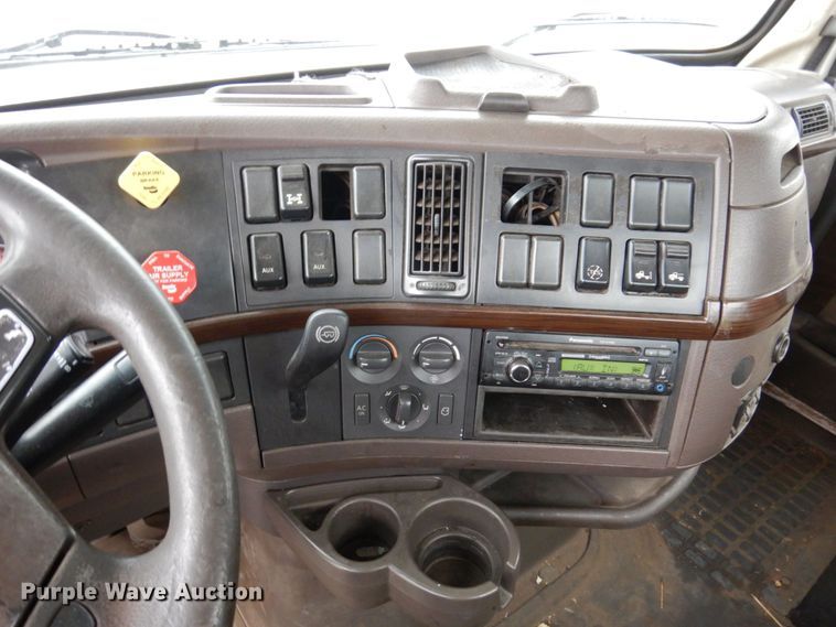 image for item JL9887 2013 Volvo VN  semi truck