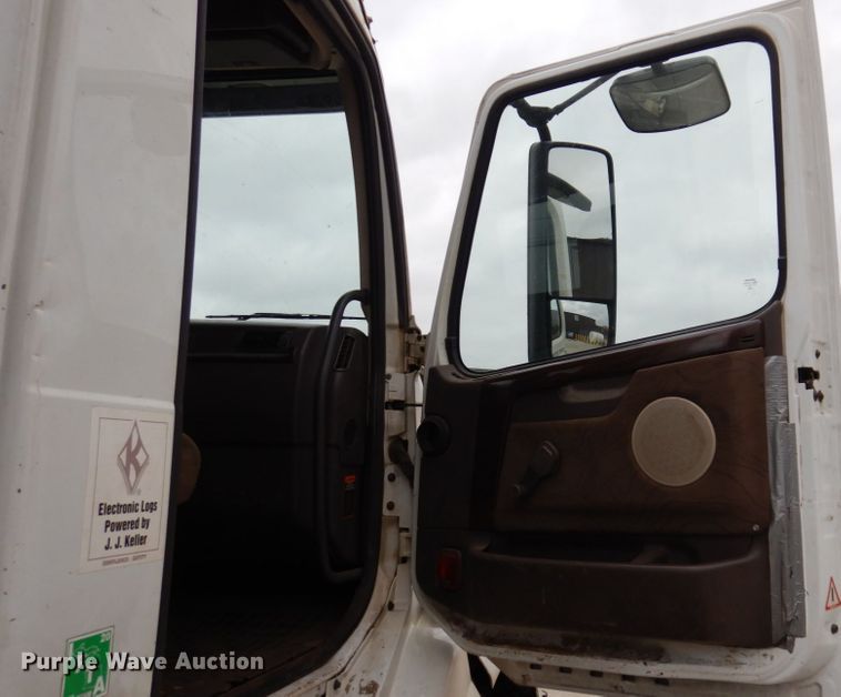 image for item JL9887 2013 Volvo VN  semi truck