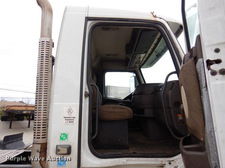 image for item JL9887 2013 Volvo VN  semi truck