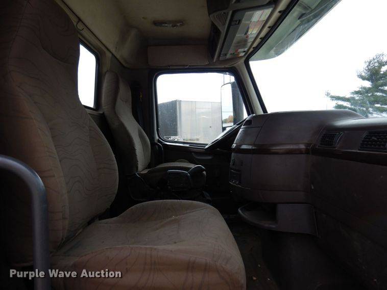 image for item JL9887 2013 Volvo VN  semi truck