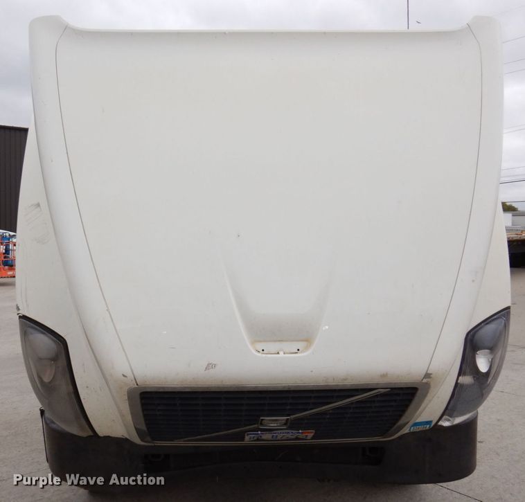 image for item JL9887 2013 Volvo VN  semi truck