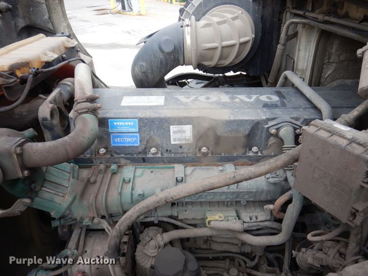 image for item JL9887 2013 Volvo VN  semi truck