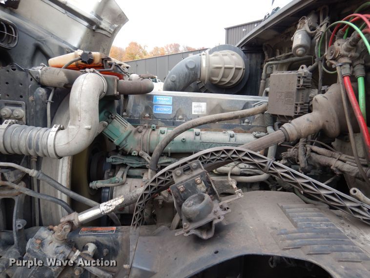 image for item JL9887 2013 Volvo VN  semi truck