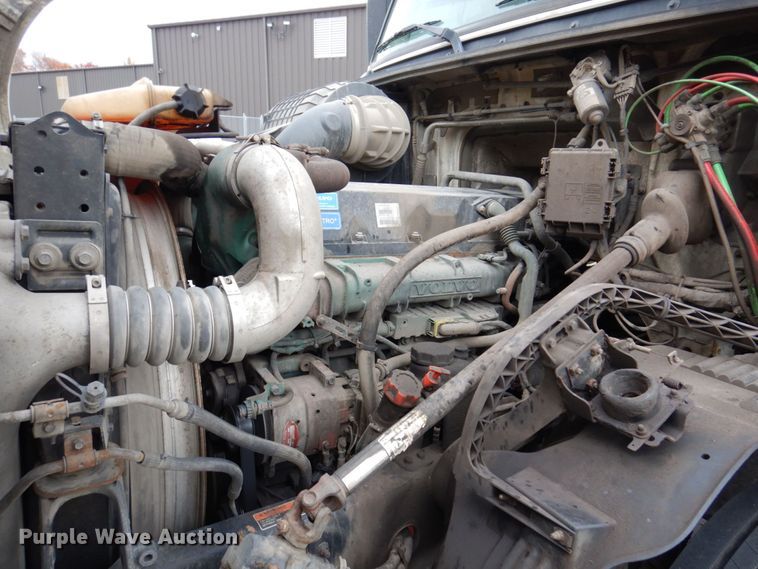 image for item JL9887 2013 Volvo VN  semi truck