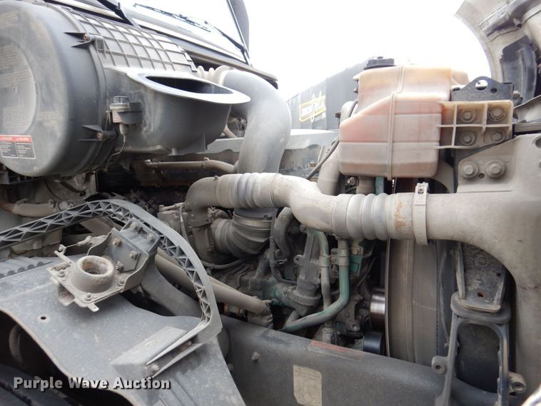 image for item JL9887 2013 Volvo VN  semi truck