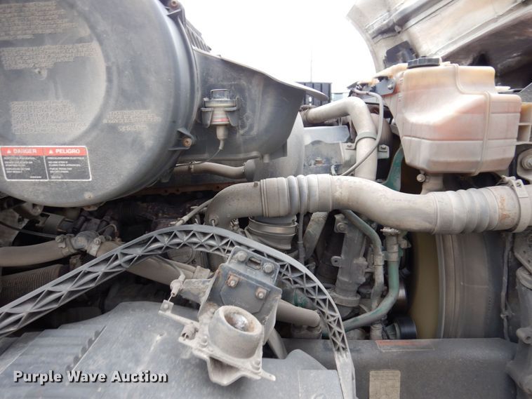 image for item JL9887 2013 Volvo VN  semi truck