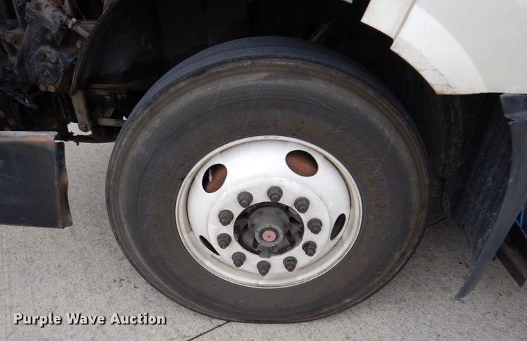 image for item JL9887 2013 Volvo VN  semi truck