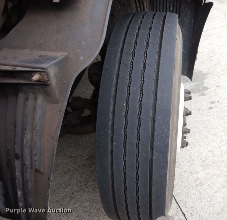 image for item JL9887 2013 Volvo VN  semi truck