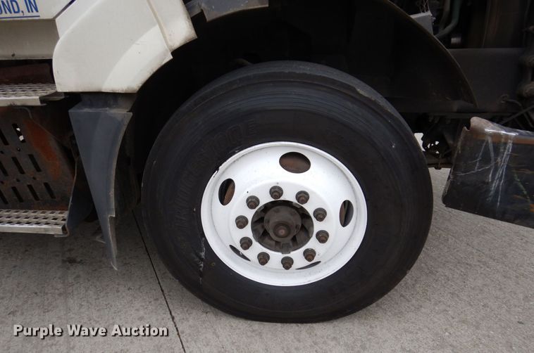 image for item JL9887 2013 Volvo VN  semi truck