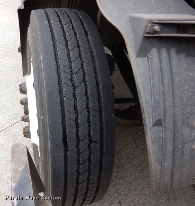 image for item JL9887 2013 Volvo VN  semi truck