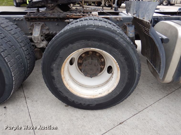 image for item JL9887 2013 Volvo VN  semi truck