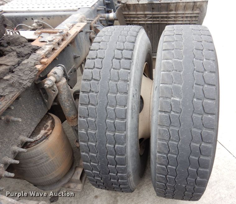 image for item JL9887 2013 Volvo VN  semi truck