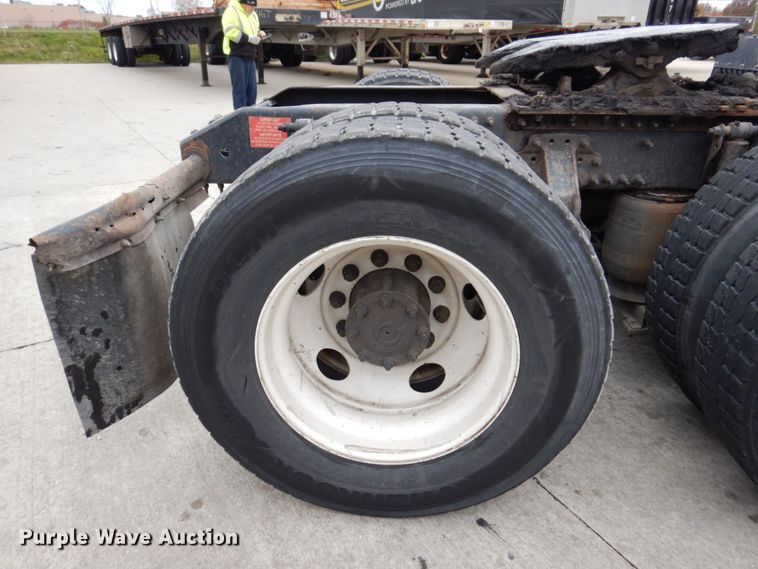 image for item JL9887 2013 Volvo VN  semi truck