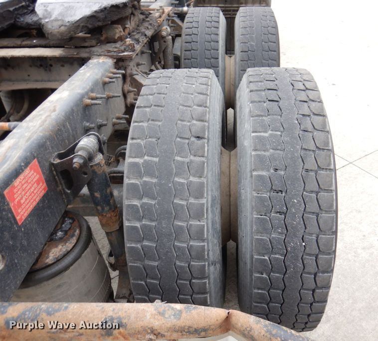 image for item JL9887 2013 Volvo VN  semi truck