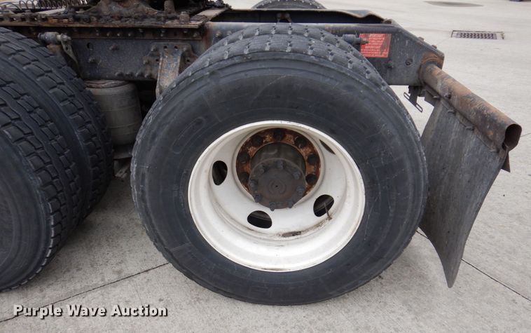 image for item JL9887 2013 Volvo VN  semi truck