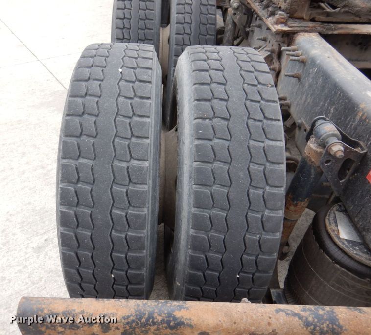 image for item JL9887 2013 Volvo VN  semi truck