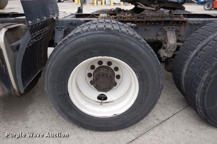 image for item JL9887 2013 Volvo VN  semi truck