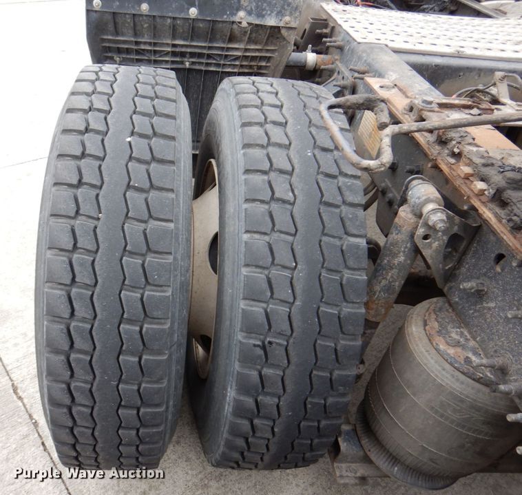 image for item JL9887 2013 Volvo VN  semi truck