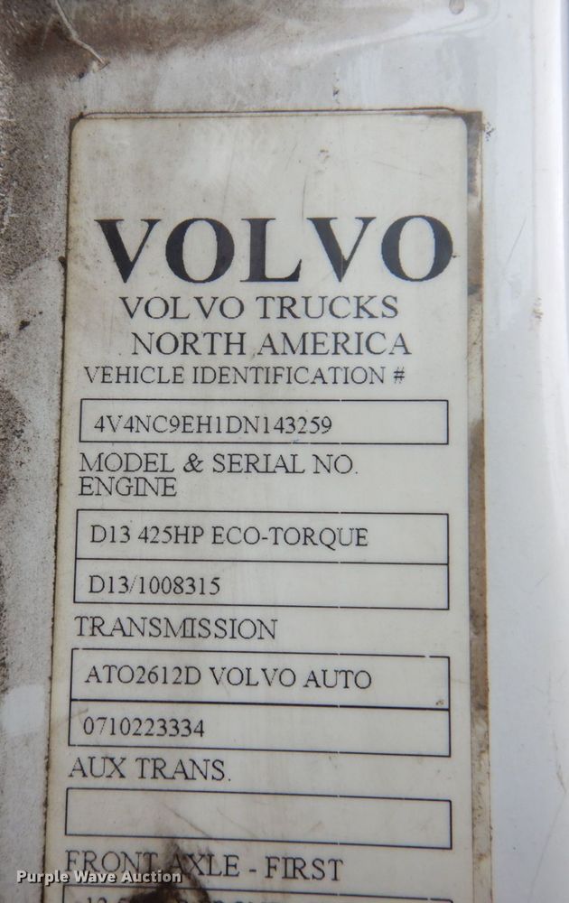 image for item JL9887 2013 Volvo VN  semi truck