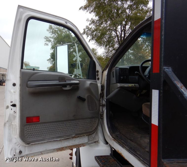 image for item JL9888 2005 Ford F650 Super Duty  flatbed truck