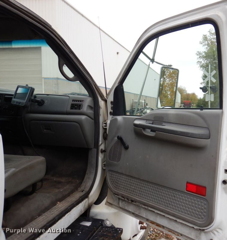 image for item JL9888 2005 Ford F650 Super Duty  flatbed truck