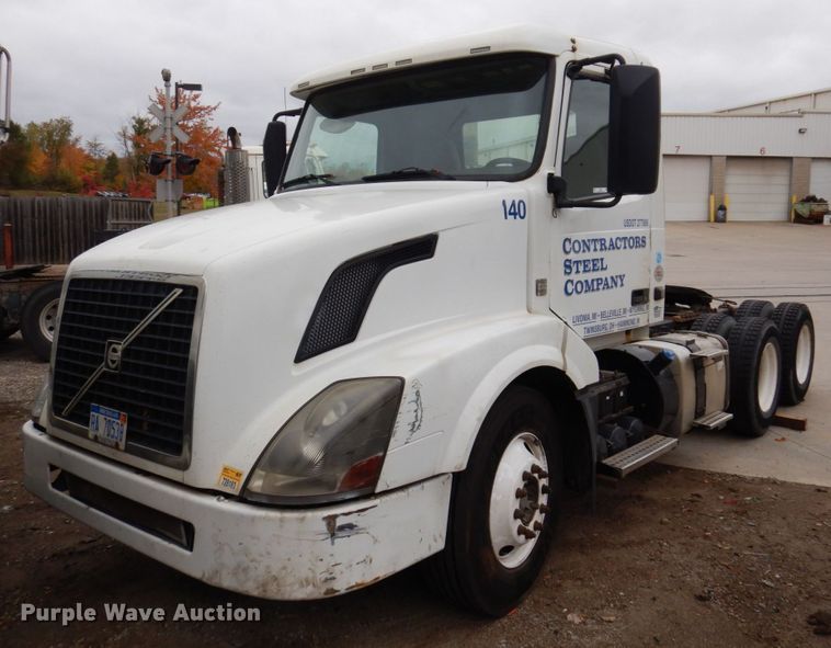 image for item JL9891 2012 Volvo VN  semi truck