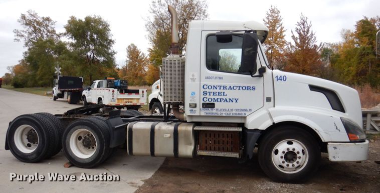 image for item JL9891 2012 Volvo VN  semi truck