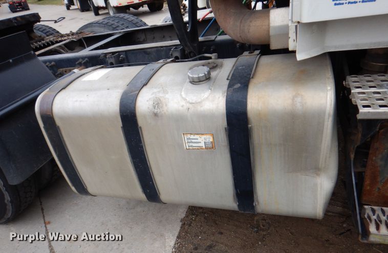 image for item JL9891 2012 Volvo VN  semi truck