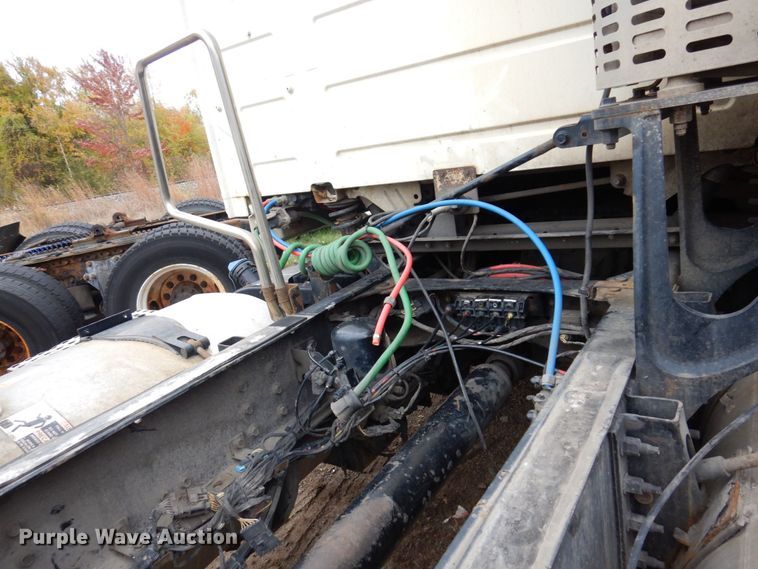 image for item JL9891 2012 Volvo VN  semi truck