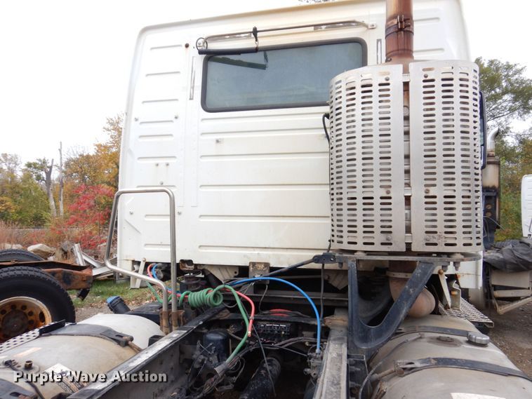 image for item JL9891 2012 Volvo VN  semi truck