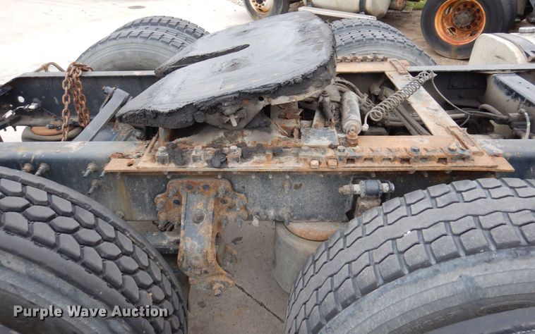 image for item JL9891 2012 Volvo VN  semi truck