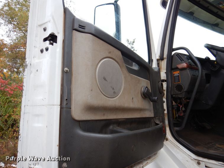 image for item JL9891 2012 Volvo VN  semi truck