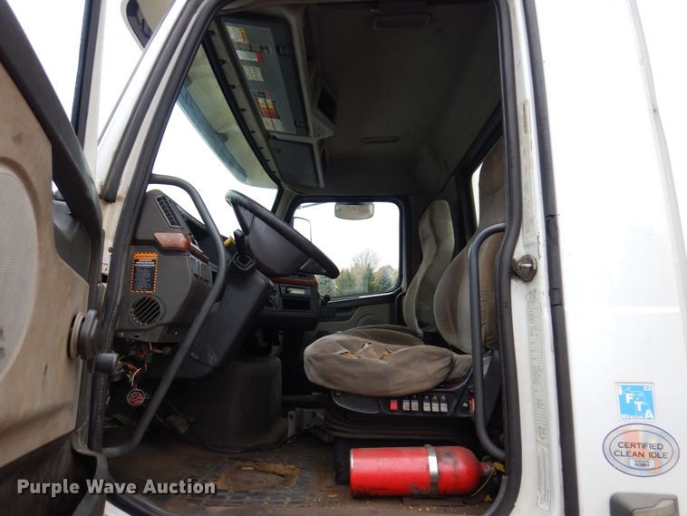 image for item JL9891 2012 Volvo VN  semi truck