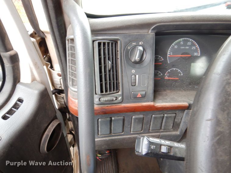 image for item JL9891 2012 Volvo VN  semi truck