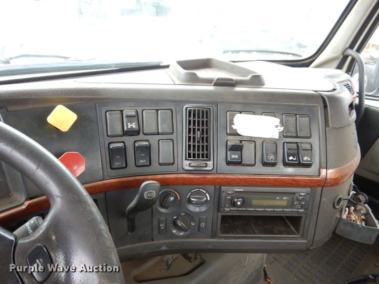 image for item JL9891 2012 Volvo VN  semi truck