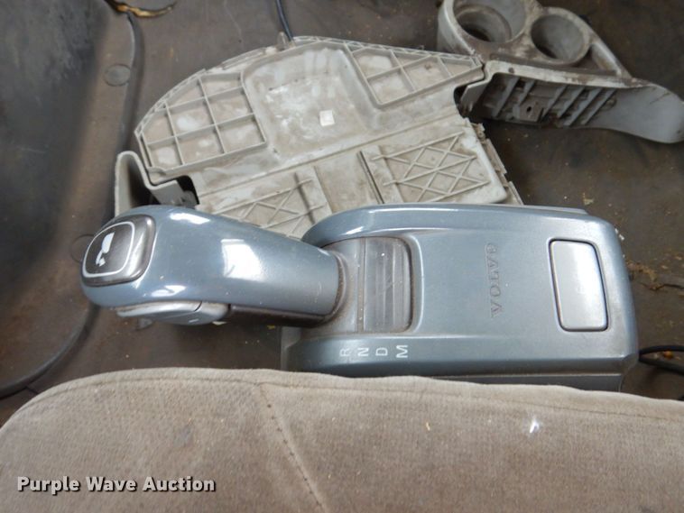 image for item JL9891 2012 Volvo VN  semi truck