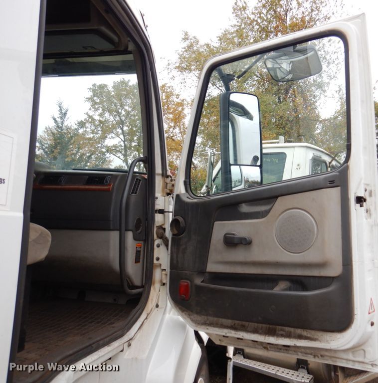 image for item JL9891 2012 Volvo VN  semi truck