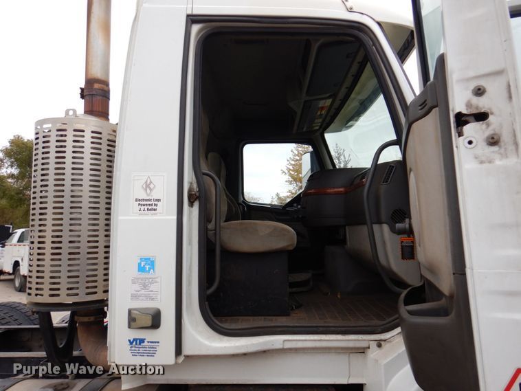 image for item JL9891 2012 Volvo VN  semi truck