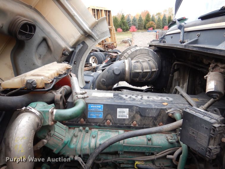 image for item JL9891 2012 Volvo VN  semi truck