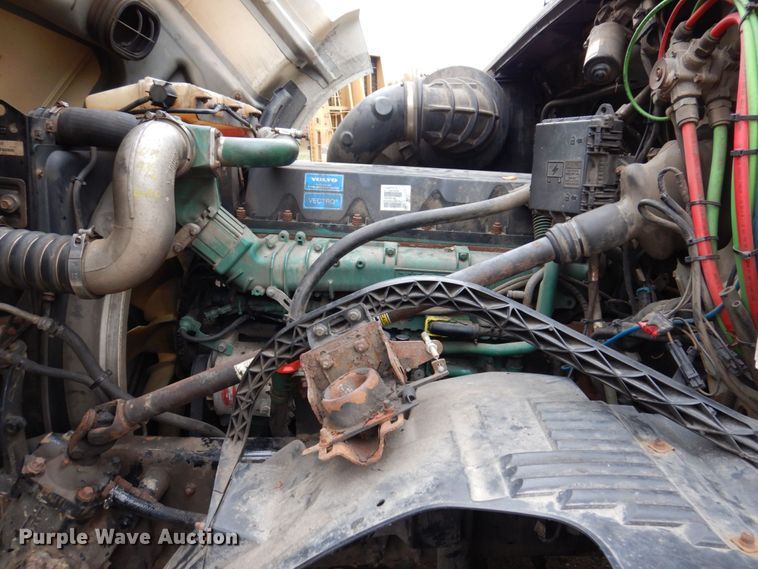 image for item JL9891 2012 Volvo VN  semi truck