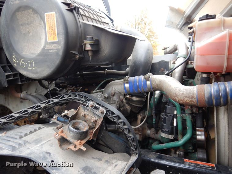 image for item JL9891 2012 Volvo VN  semi truck