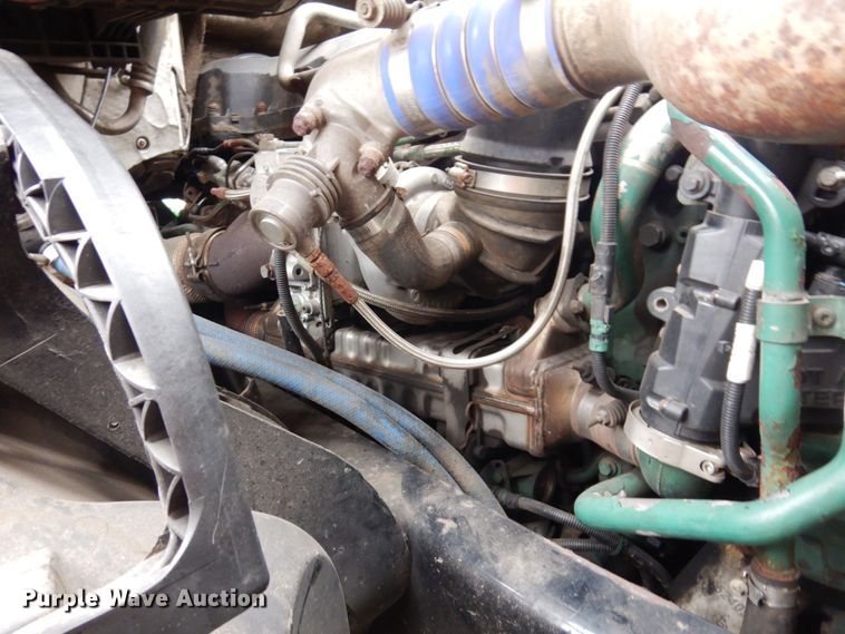 image for item JL9891 2012 Volvo VN  semi truck