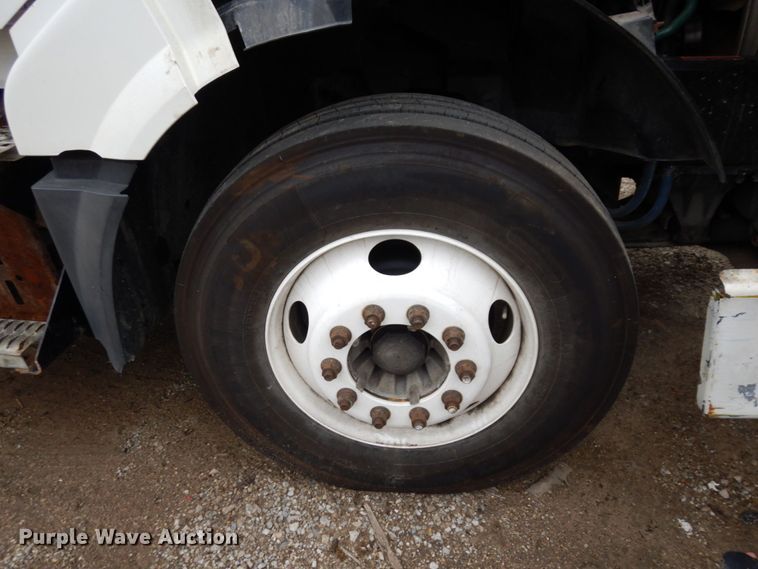 image for item JL9891 2012 Volvo VN  semi truck