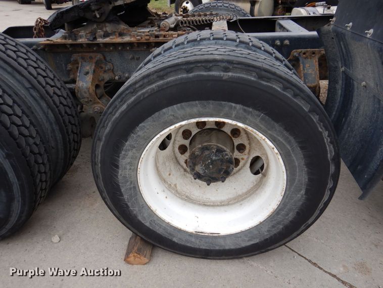 image for item JL9891 2012 Volvo VN  semi truck