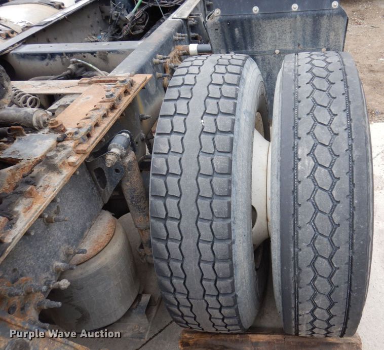 image for item JL9891 2012 Volvo VN  semi truck