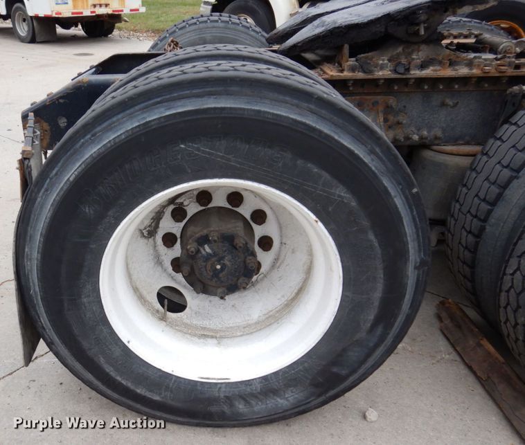 image for item JL9891 2012 Volvo VN  semi truck