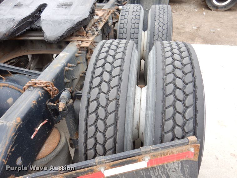 image for item JL9891 2012 Volvo VN  semi truck